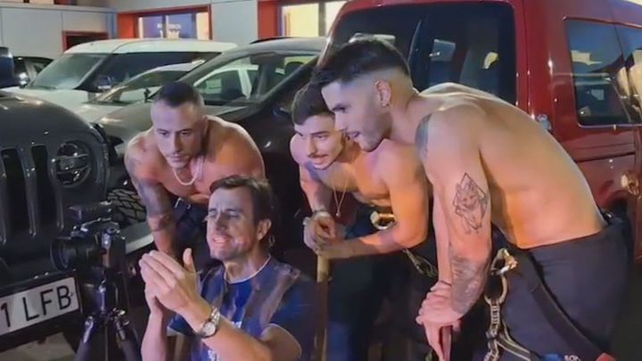 Manguera en mano, vuelve el calendario solidario de los bomberos de Madrid