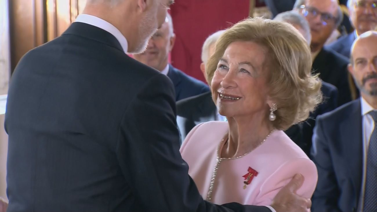 La reina Sofía recibe de su hijo Felipe VI el Toisón de Oro, máxima distinción de la Corona