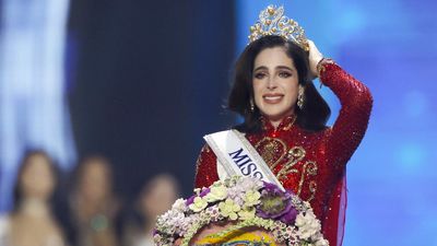 La mexicana Fátima Bosch gana Miss Universo entre denuncias de fraude