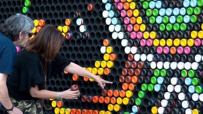 Carabanchel se convierte en un gran lienzo colectivo con un mural elaborado con más de 2.000 latas recicladas