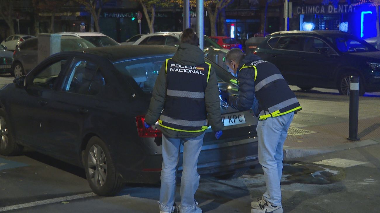 Roban un coche, a trancas y barrancas, en un concesionario de Barajas