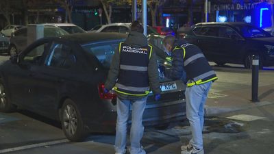 Roban un coche, a trancas y barrancas, en un concesionario de Barajas