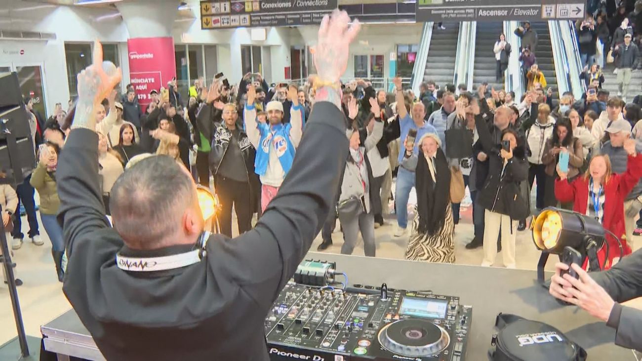 Concierto sorpresa de DJ Nano en el Intercambiador de Moncloa