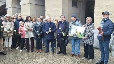 Decenas de personas recuerdan en San Sebastián a Ernest Lluch en el 25 aniversario de su asesinato por ETA