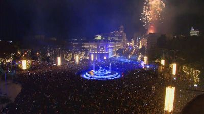 Miles de madrileños disfrutan de la iluminación navideña en las calles de la capital