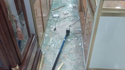 Violento robo en una joyería de Coslada: los ladrones huyen tras embestir varios coches policiales