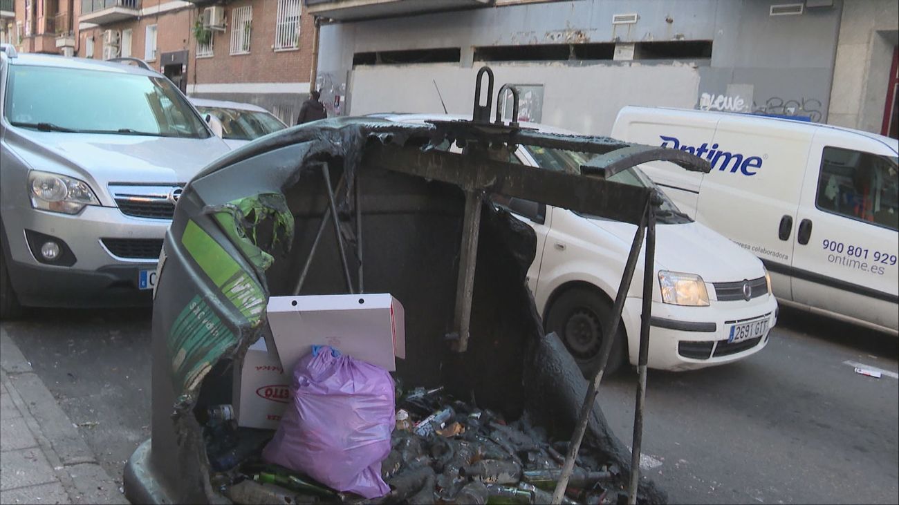 Ola de vandalismo en Carabanchel: 150 contenedores quemados en tres meses