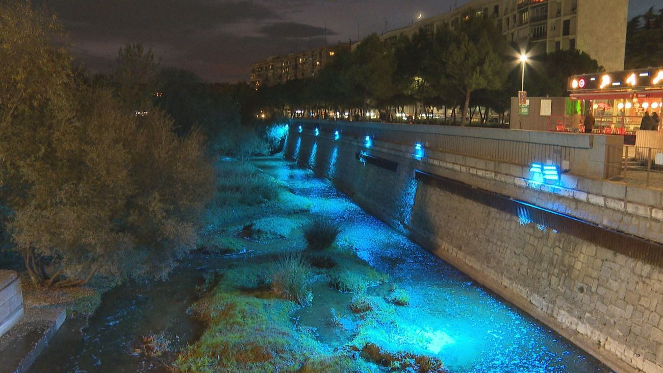 El río Manzanares se tiñe de azul por Navidad