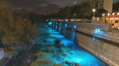 El río Manzanares se tiñe de azul por Navidad