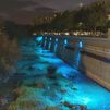 El río Manzanares se tiñe de azul por Navidad