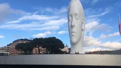 Julia, la escultura de Jaume Plensa, seguirá en la plaza de Colón un año más
