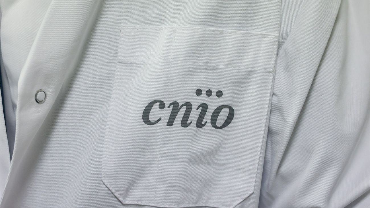 Detalle de una de las batas de personal del Centro Nacional de Investigaciones Oncológicas (CNIO)