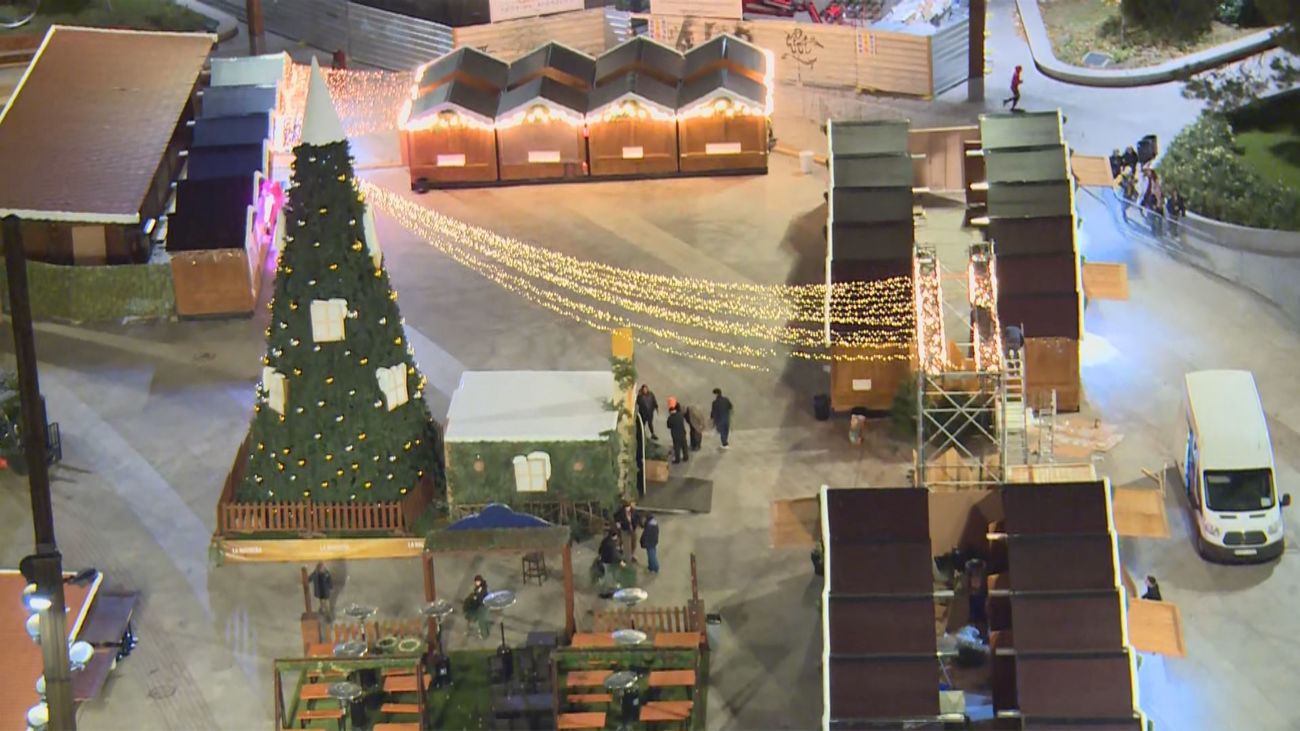 La modificación de algunos elementos decorativos retrasa la apertura del mercadillo de Plaza España