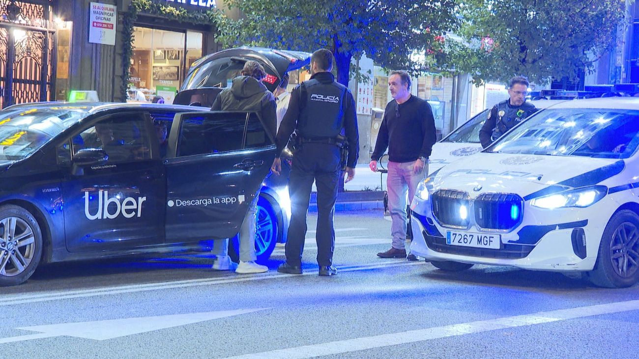 Viaja escondido en el maletero de un VTC en plena Gran Vía para evitar pagar un vehículo de mayor capacidad