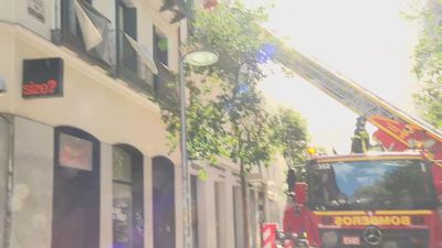 Diez intoxicados por humo de un incendio en un piso de la calle Fuencarral