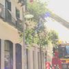 Diez intoxicados por humo de un incendio en un piso de la calle Fuencarral
