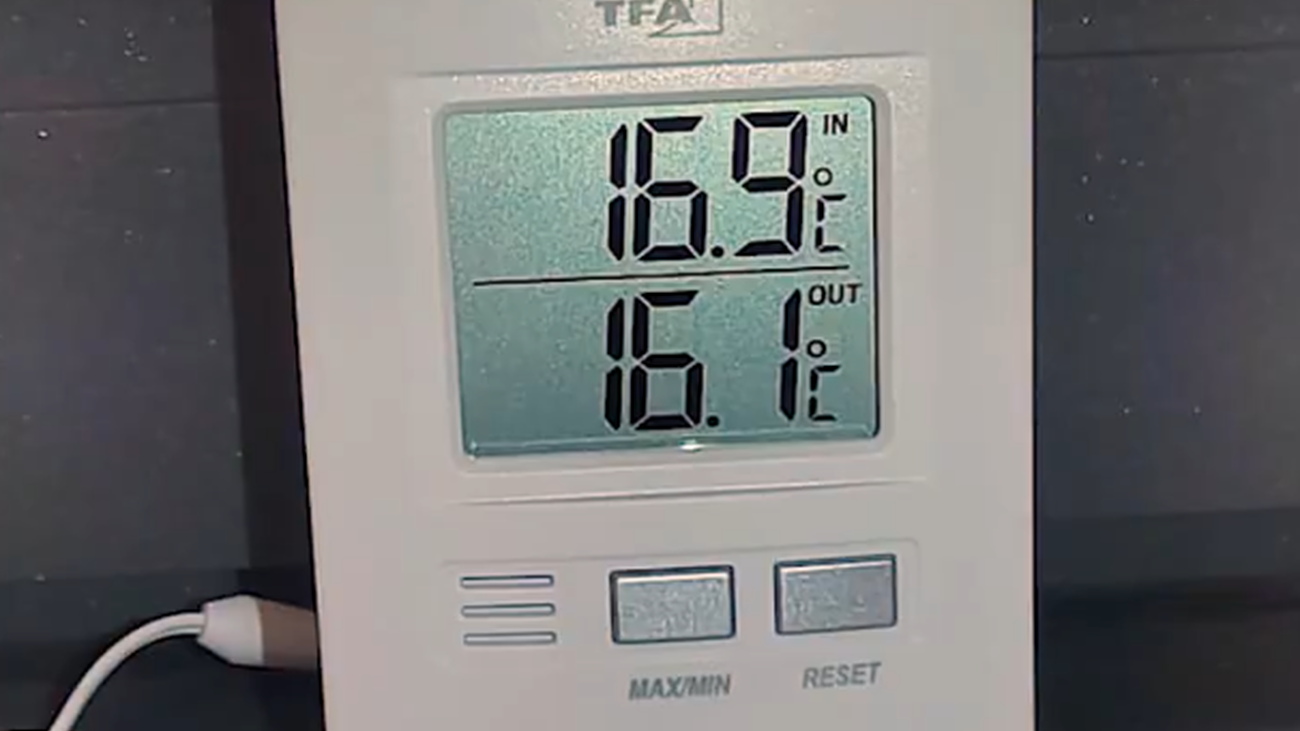 Termómetro en el interior de una consulta del centro de salud Los Rosales, en Villaverde