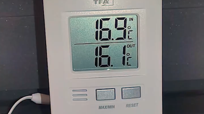 Médicos con abrigo en lugar de bata en un centro de salud de Villaverde