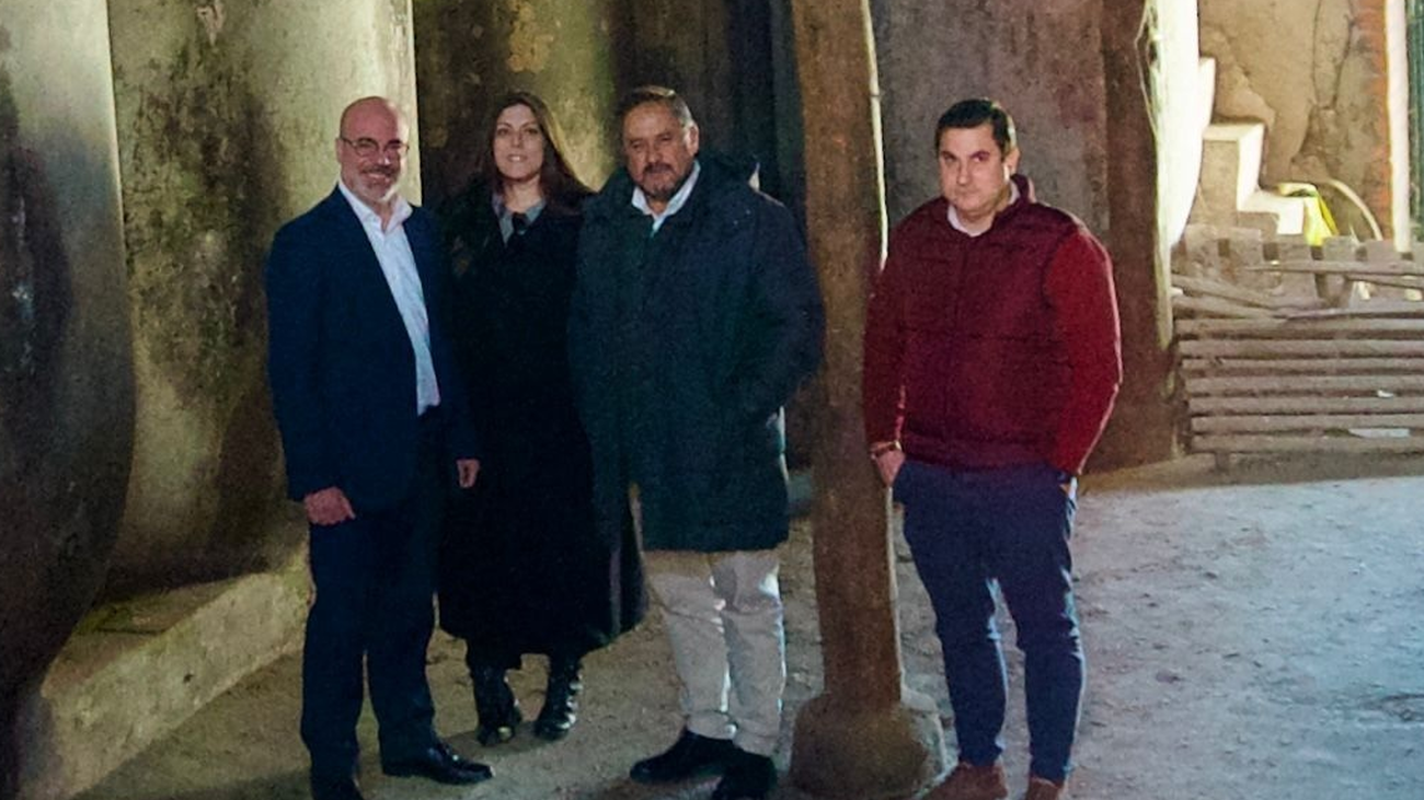 Visita del delegado de Gobierno junto con el alcalde y la exalcaldesa de Cenicientos a las bodegas centenarias