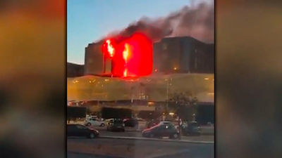 Imágenes del descomunal incendio que ha obligado a evacuar cuatro plantas de un hospital de Cartagena