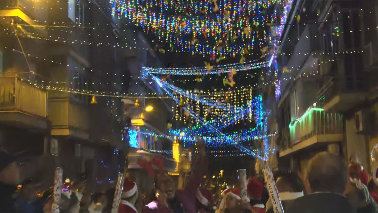 Los vecinos de Ciudad Lineal encienden el espíritu navideño con su tradicional alumbrado