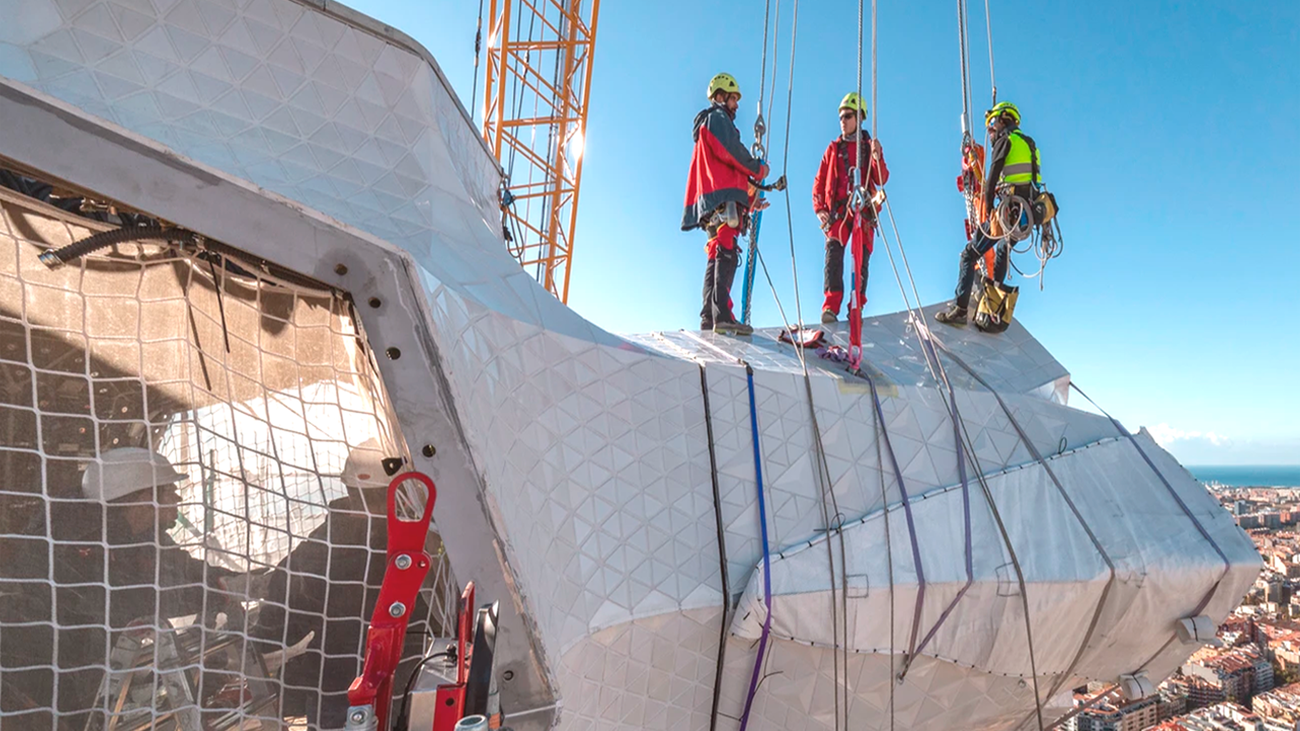 Instalan el primer brazo horizontal de la gran cruz que rematará la Sagrada Familia