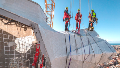 Instalan el primer brazo horizontal de la gran cruz que rematará la Sagrada Familia
