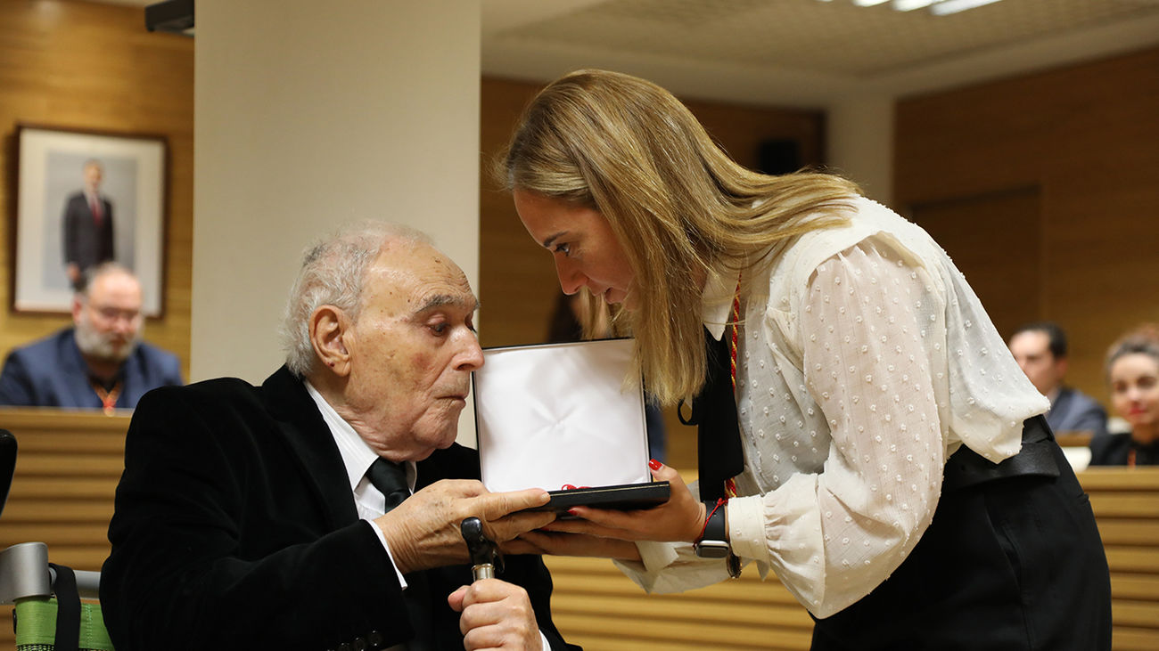 César Navarro recibe le medalla de Hijo Predilecto de Getafe de manos de la alcaldesa Sara Hernández