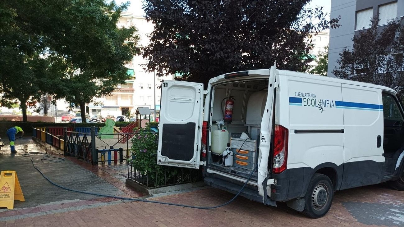 Labores de limpieza cerca de una zona infantil de Fuenlabrada