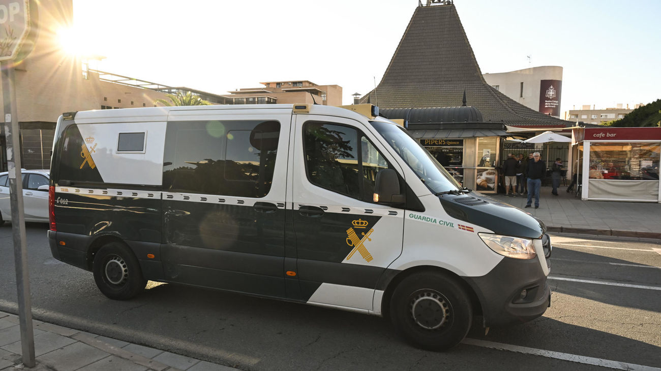 Un furgón de la Guardia Civil accede a la Ciudad de la Justicia de Almería