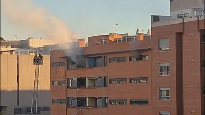 Ocho dotaciones de bomberos sofocan el incendio de una vivienda en Ensanche de Vallecas