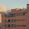 Ocho dotaciones de bomberos sofocan el incendio de una vivienda en Ensanche de Vallecas