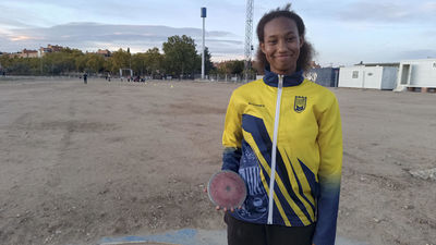 Eva Marie Pauline, la joven lanzadora de disco que bate récords desde un campo de tierra de Torrejón