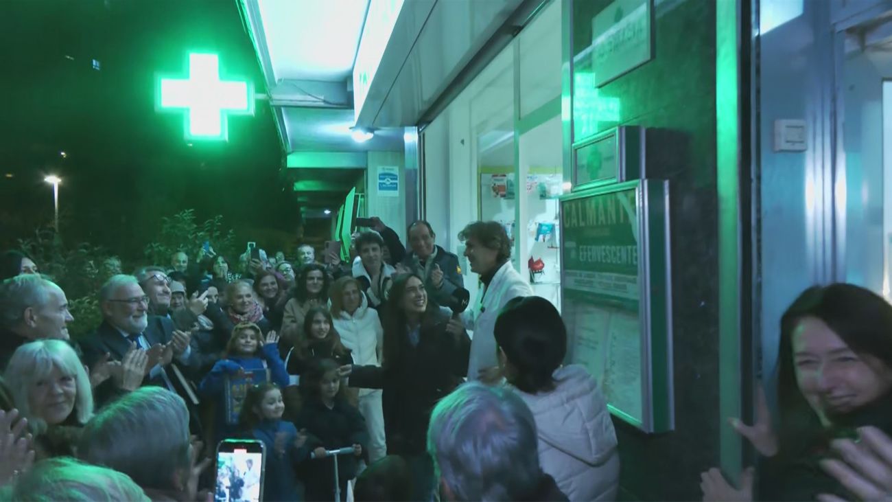El barrio de Hortaleza despide entre aplausos y lágrimas a Fausto, su farmacéutico de toda la vida