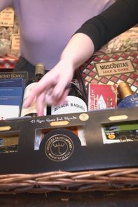 Así se preparan las tradicionales cestas de Navidad