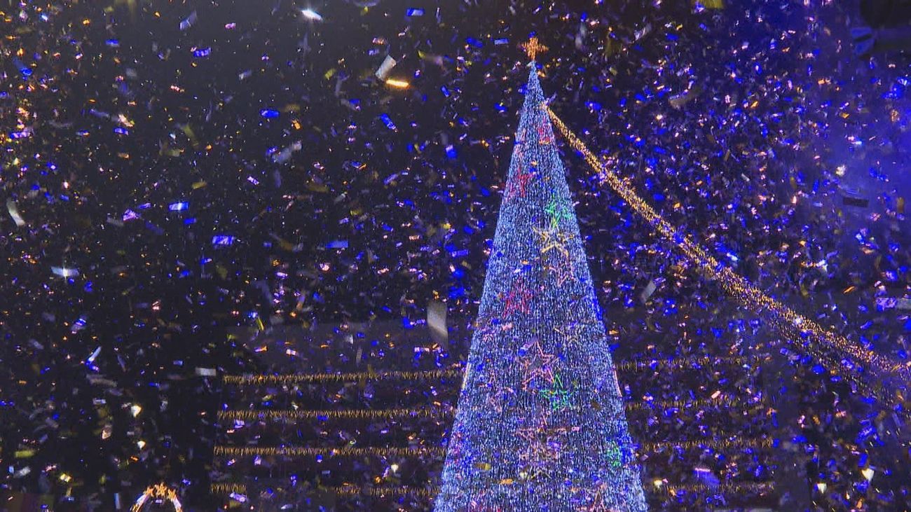 Un espectáculo aéreo enciende la Navidad en Fuenlabrada