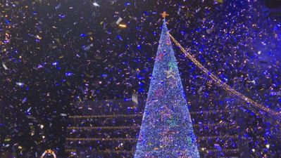 Un espectáculo aéreo enciende la Navidad en Fuenlabrada