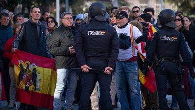 Un detenido en la protesta de la organización juvenil Revuelta ante la sede del PSOE