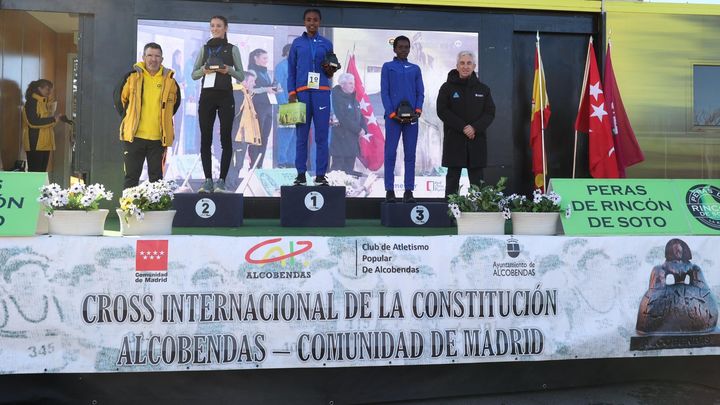 Podio femenino / AYUNTAMIENTO DE ALCOBENDAS
