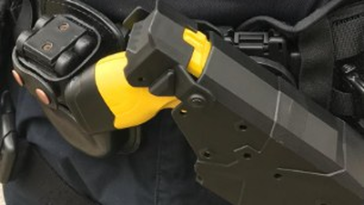 Pistolas taser y cámaras personales para los polícías locales de Parla