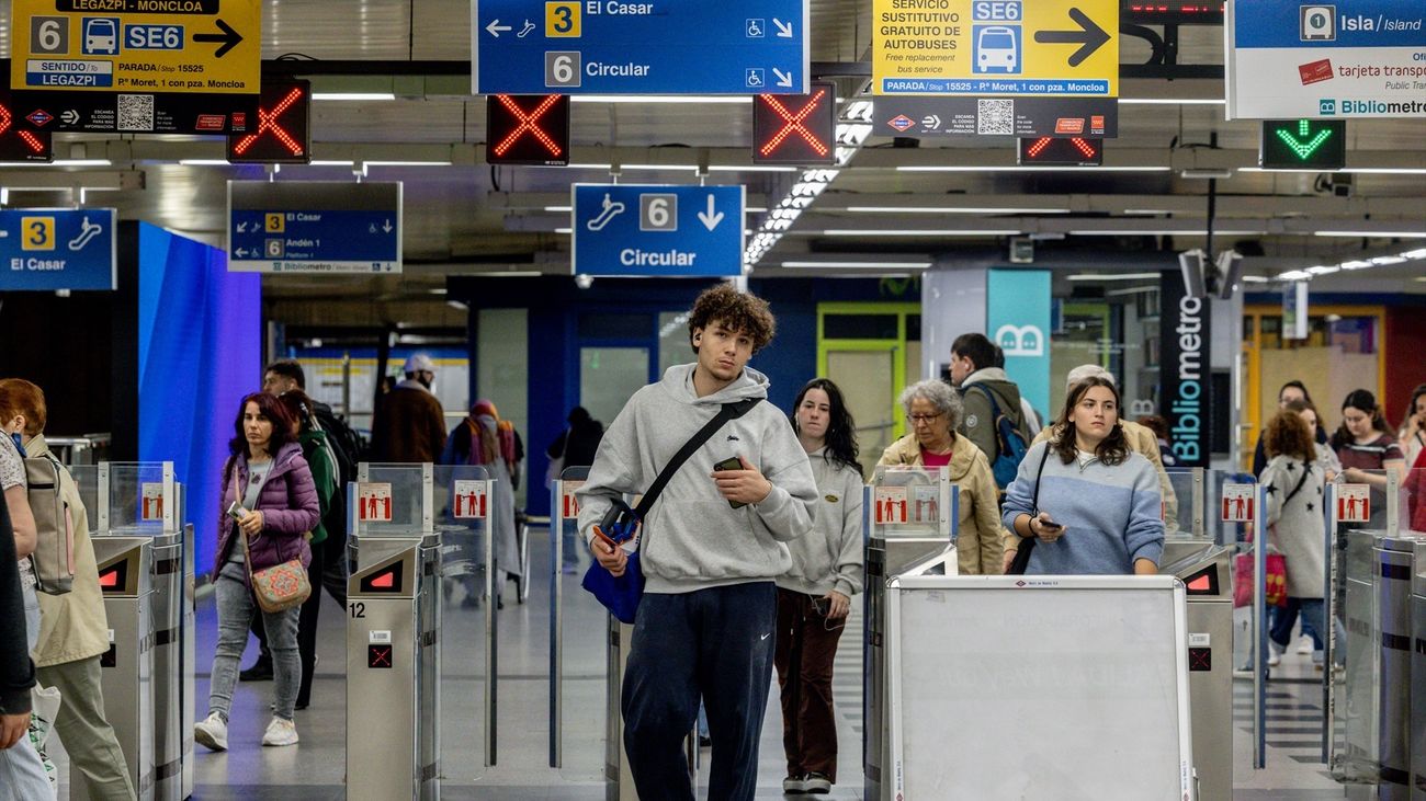Varias personas entrando en Metro de Madrid