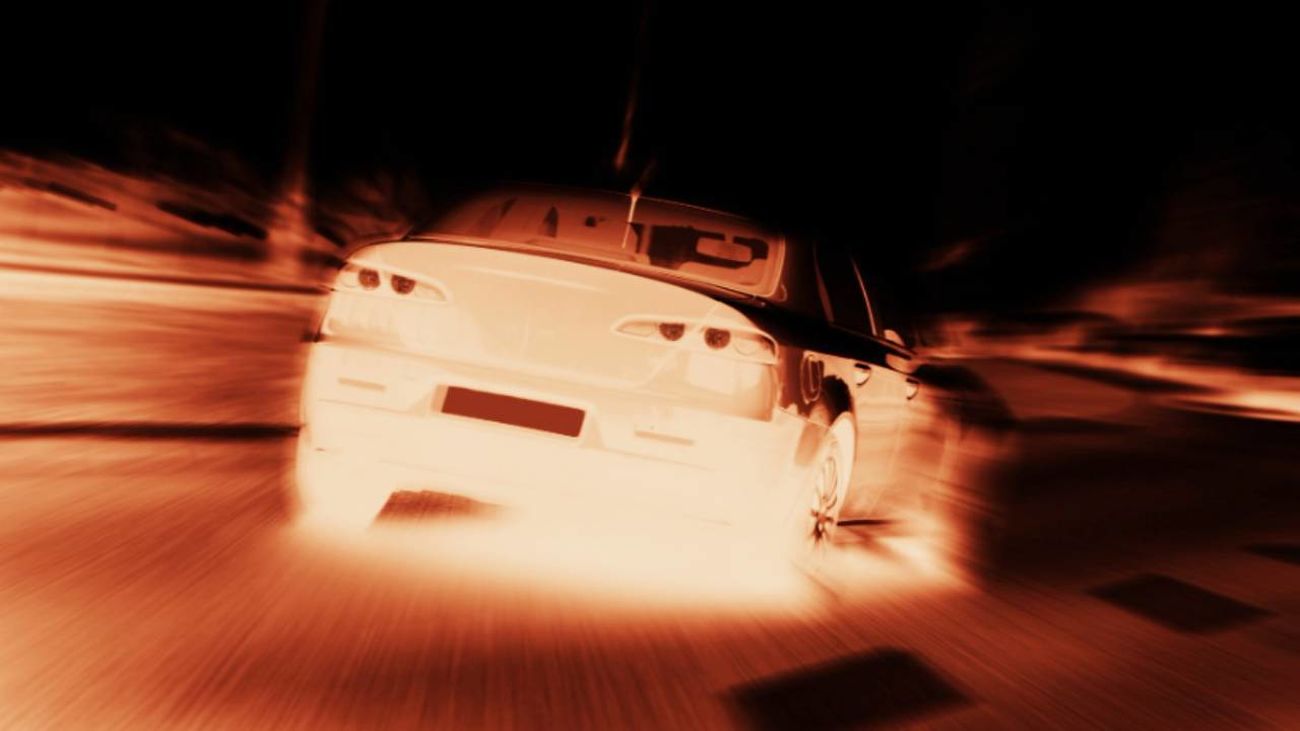 Vista trasera de un coche en la carretera