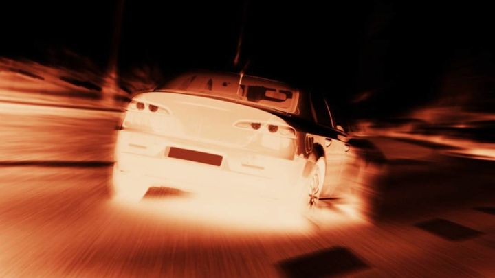 Vista trasera de un coche en la carretera