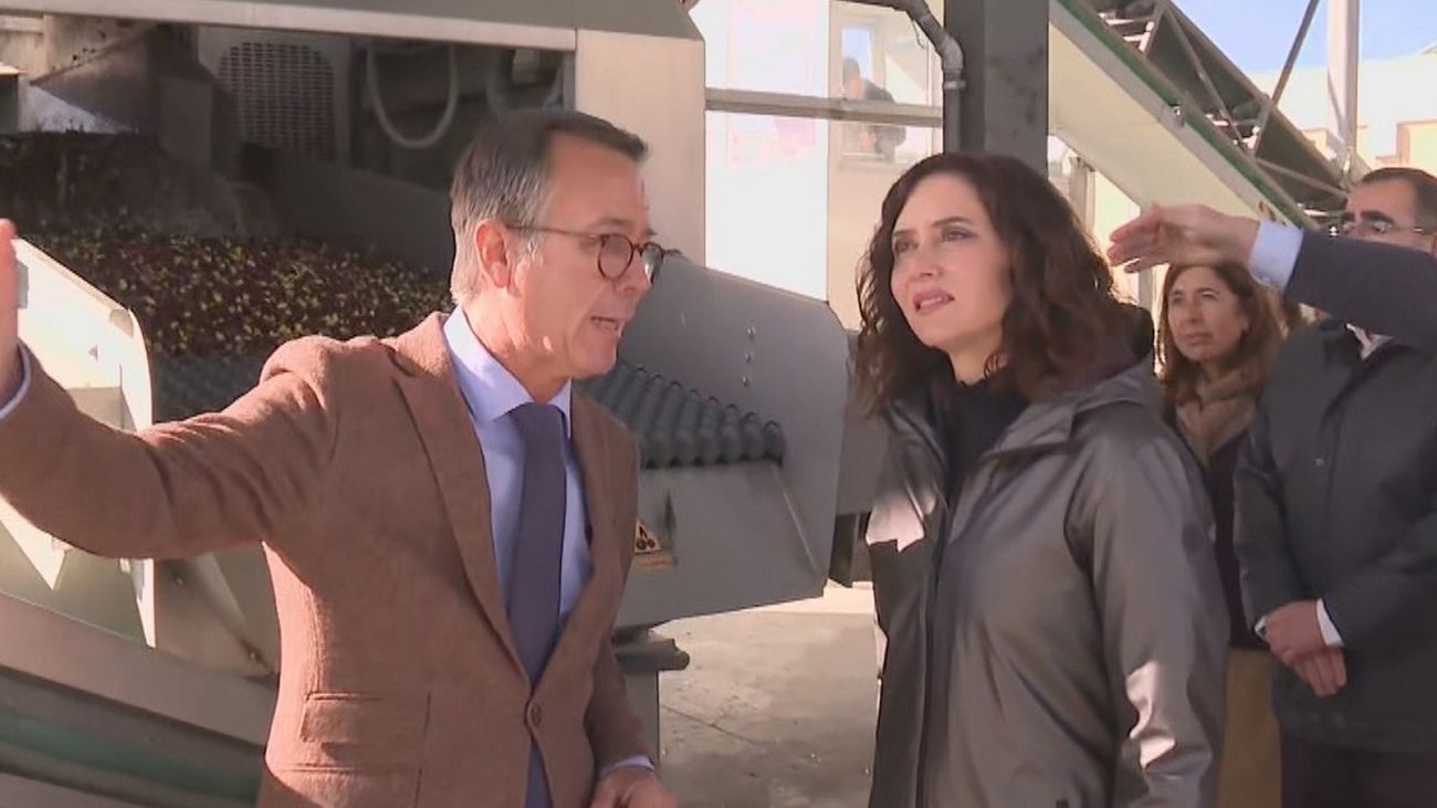 Ayuso visita una almazara de Villaconejos donde destaca la calidad de los productos agrícolas madrileños