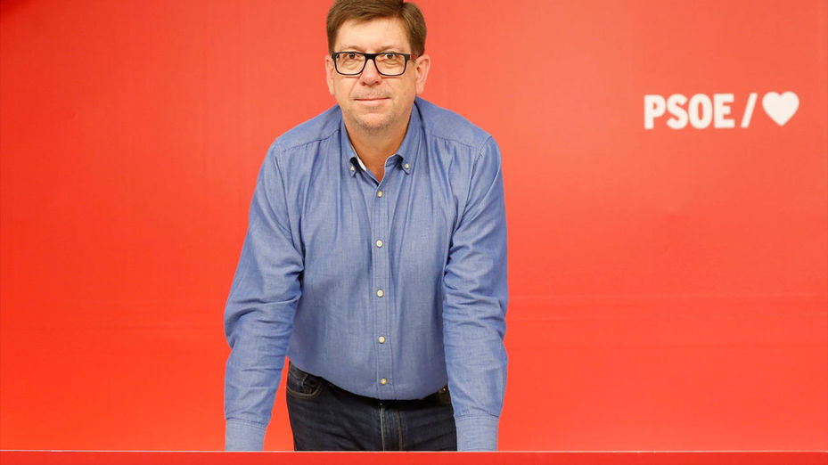 Sánchez cesa a la mano derecha de Salazar en Moncloa por el escándalo de acoso sexual