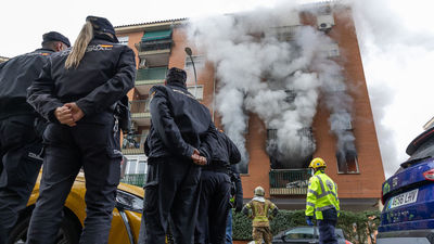 Dos policías y un vecino, hospitalizados por el incendio en un bloque de viviendas en Toledo