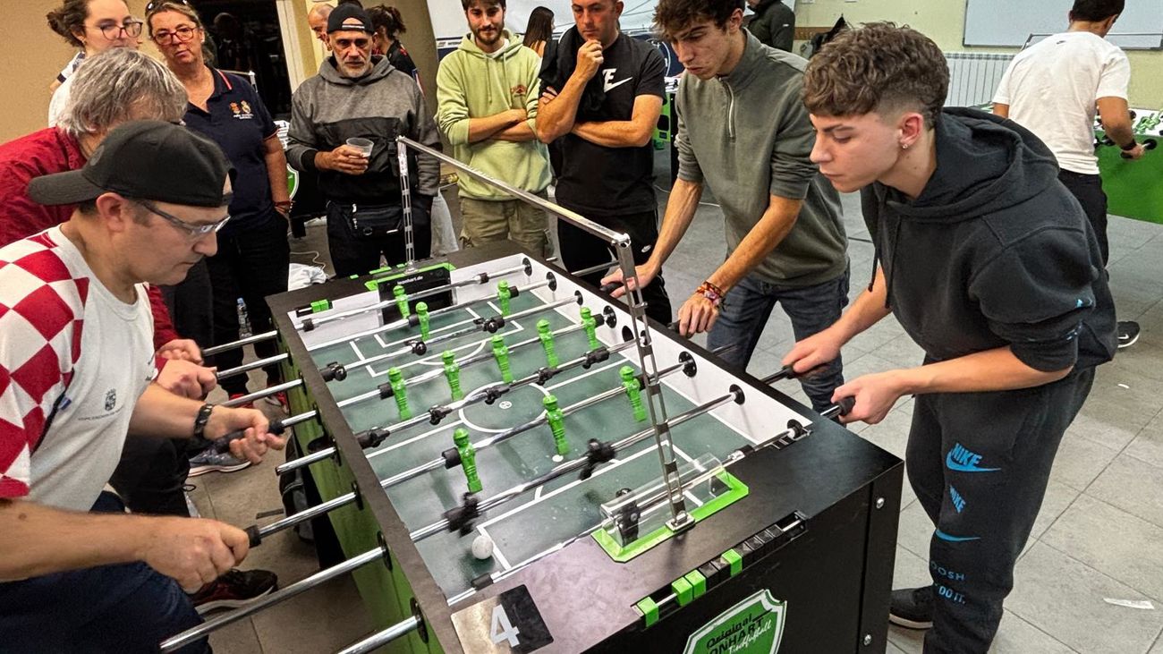 Disputa de un partido de futbolín en Carabaña