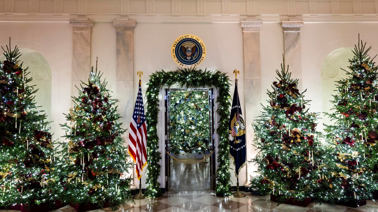 Melania Trump presenta la decoración navideña de la Casa Blanca tras su regreso a Washington