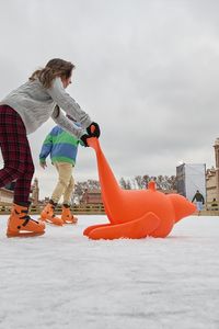 Varias personas en la pista de patinaje sobre hielo de Matadero