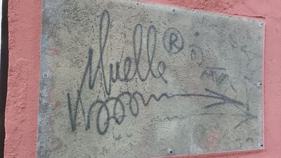 Restauran la firma de 'Muelle' en la Cava Alta tras una nueva vandalización